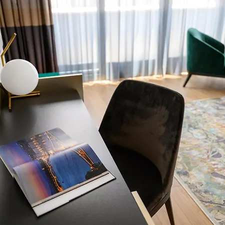 Ξενοδοχείο με διαμερίσματα Emerald Downtown Luxury By Continental Group