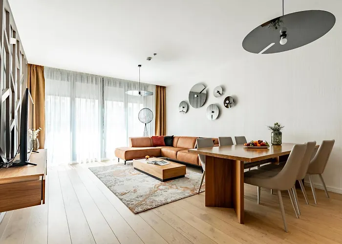 Emerald Downtown Luxury By Continental Group