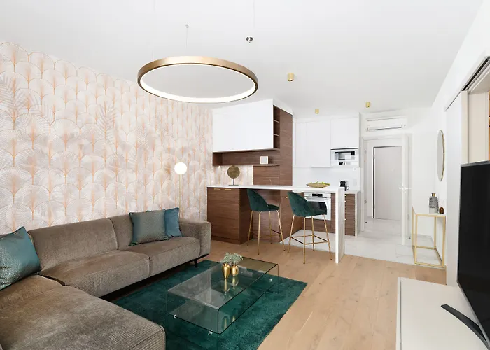 Emerald Downtown Luxury By Continental Group