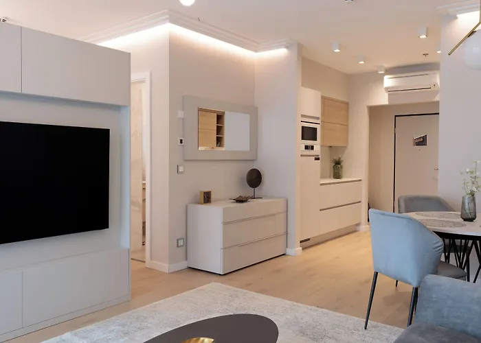 Emerald Downtown Luxury By Continental Group